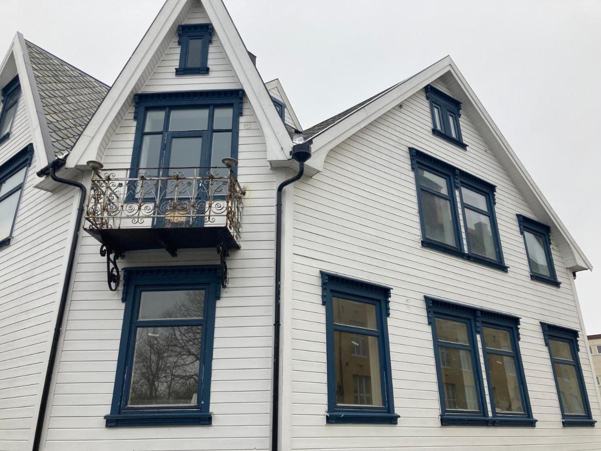 Downtown Historical House With Renovated Apartments Ålesund Exteriör bild